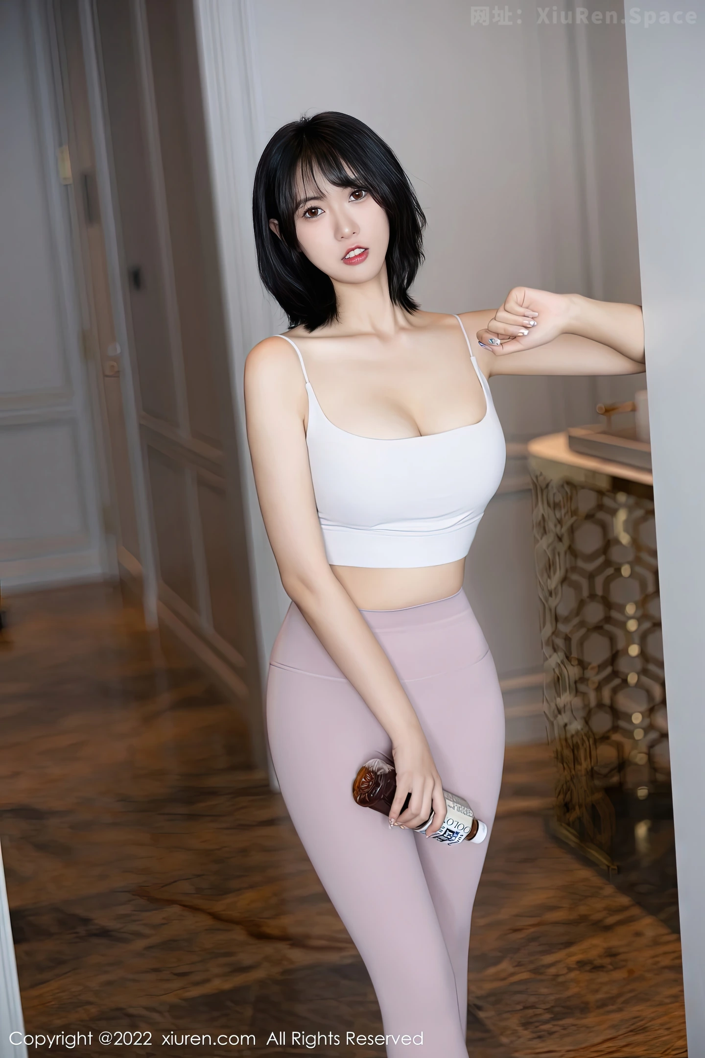 图片[2]-[XiuRen秀人网] VOL.5885 模特林子遥性感浅色瑜伽服半脱露超薄无内肉丝秀翘臀诱惑写真88P-秀人网官方网站